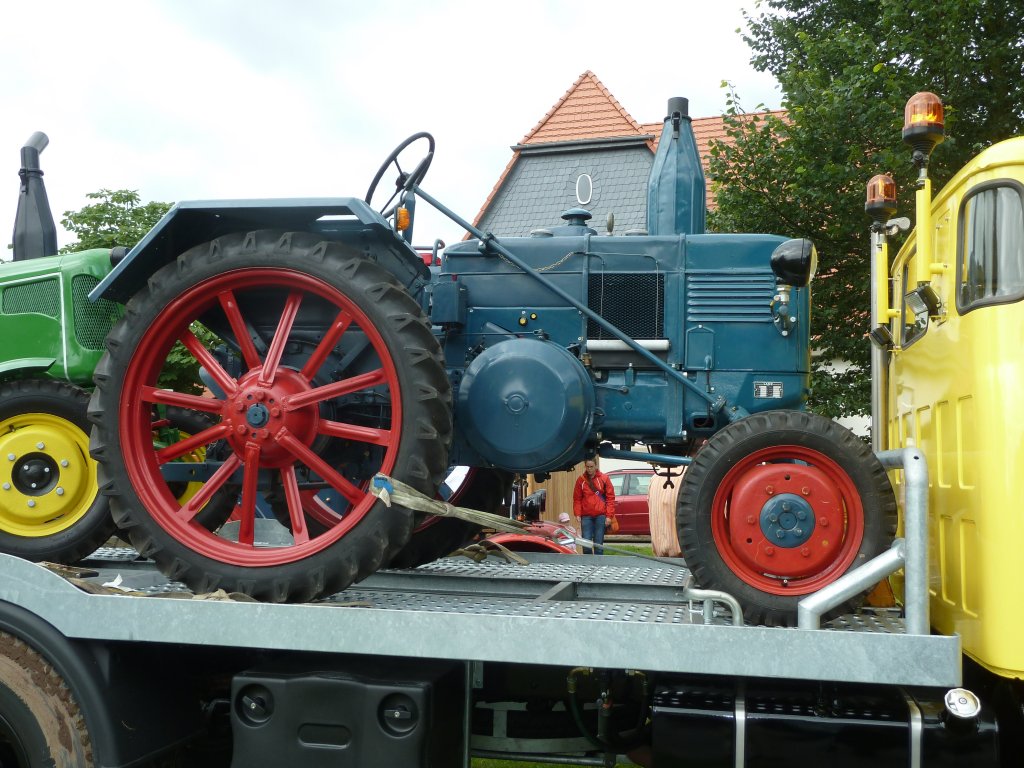 Lanz D 1706 steht festgezurrt auf der Ladeflche eines Scania Vabis anl. Oldtimerausstellung in Uttrichshausen, Juni 2011