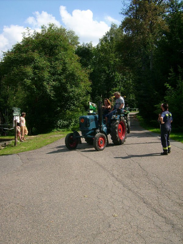Lanz Diesel biegt bei der Rundfahrt zum Bulldogtreffen in Burkhardtsdorf auf den Seilerweg ab.