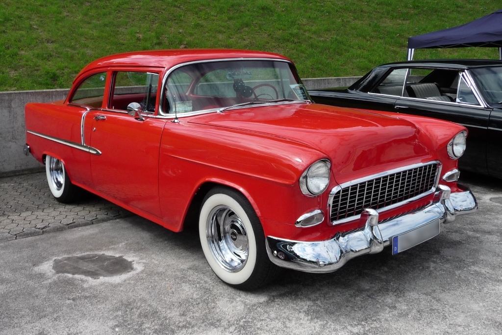 Leicht modifizierter Chevrolet 210 von 1955, ohne Markenbezeichnung und Khlerfigur, zu sehen auf der US-Car-Show in Grefrath im August 2010.