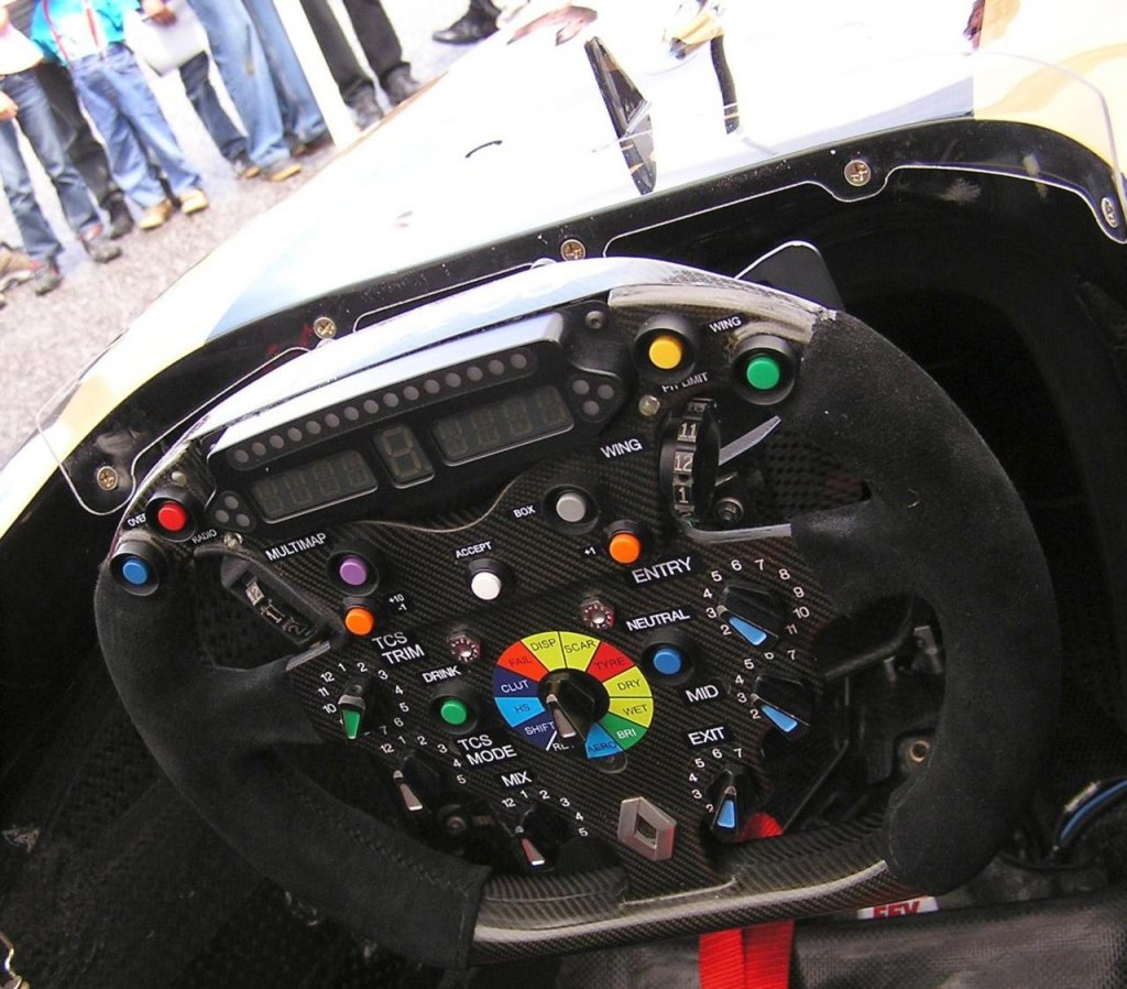 Lenkrad in einem Lotus-Renault F-1. Nach eine Registration konnte Jeder anschauen, Fotos zu machen war auch Erlaubt. Der Rennwagen wurde auf dem World Series by Renault (02.07.2011) ausgestellt.
