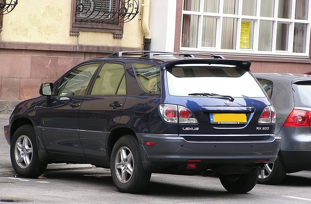 Lexus RX300. Aufnahmedatum: Juli 2010.