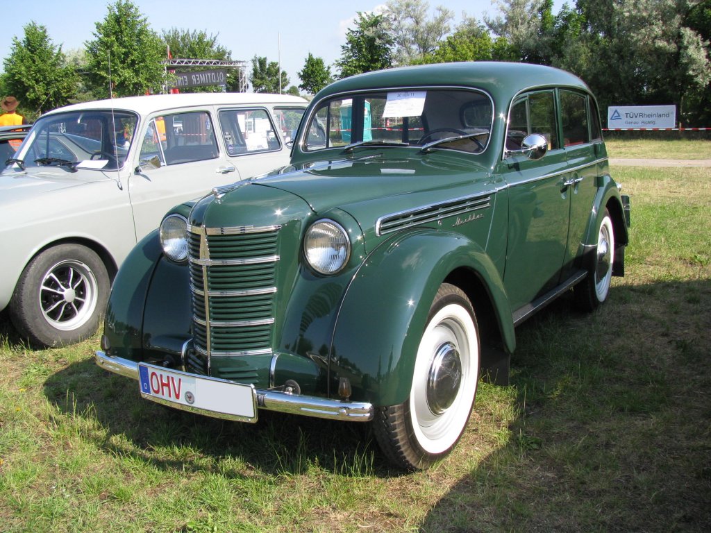 Limousine Moskwitsch 401-420 aus dem Landkreis Oberhavel bei der Oldtimer-Show in Paaren/Glien am [12.06.2011]