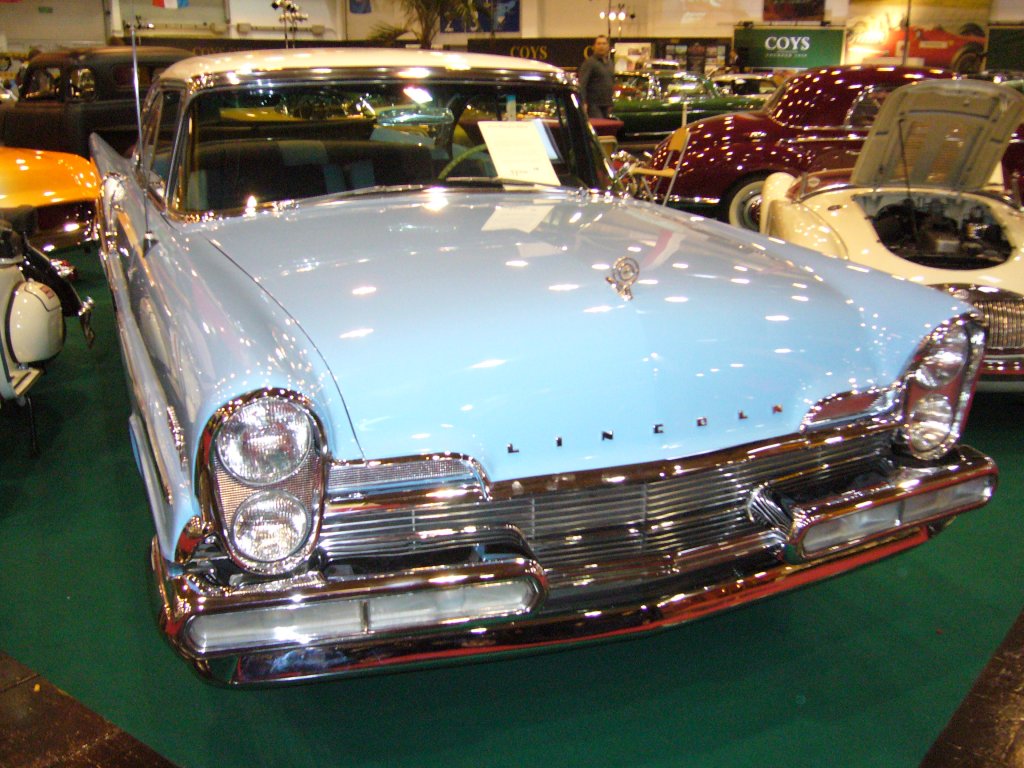 Lincoln Premiere Hardtop Coupe von 1957. Die Premiere Modelle stellten die mittlere Ausstattungsvariante des 1957´er Jahrganges dar. Darunter rangierte der Capri und darber der Continental. Die Leistung des V8-motors betrug 300 PS aus 6.027 cm. Ein solches Modell war ab US$ 5.149,00 zu haben. Beim Preis wurde ersichtlich, das Lincoln die Premiunmarke des Ford Konzernes ist. Ein 1957´er Ford Fairlane Club Coupe (also aus dem gleichen Stall) war ab US$ 2.293,00 zu haben. Essen Motorshow am 29.11.2011.