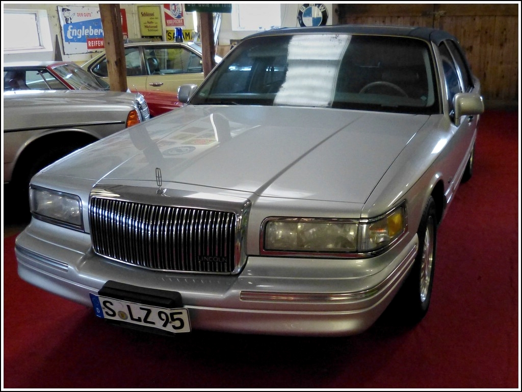 Lincoln Town Car, gesehen am 11.05.2012 im Automobil- Spielzeugmuseum Nordsee.
