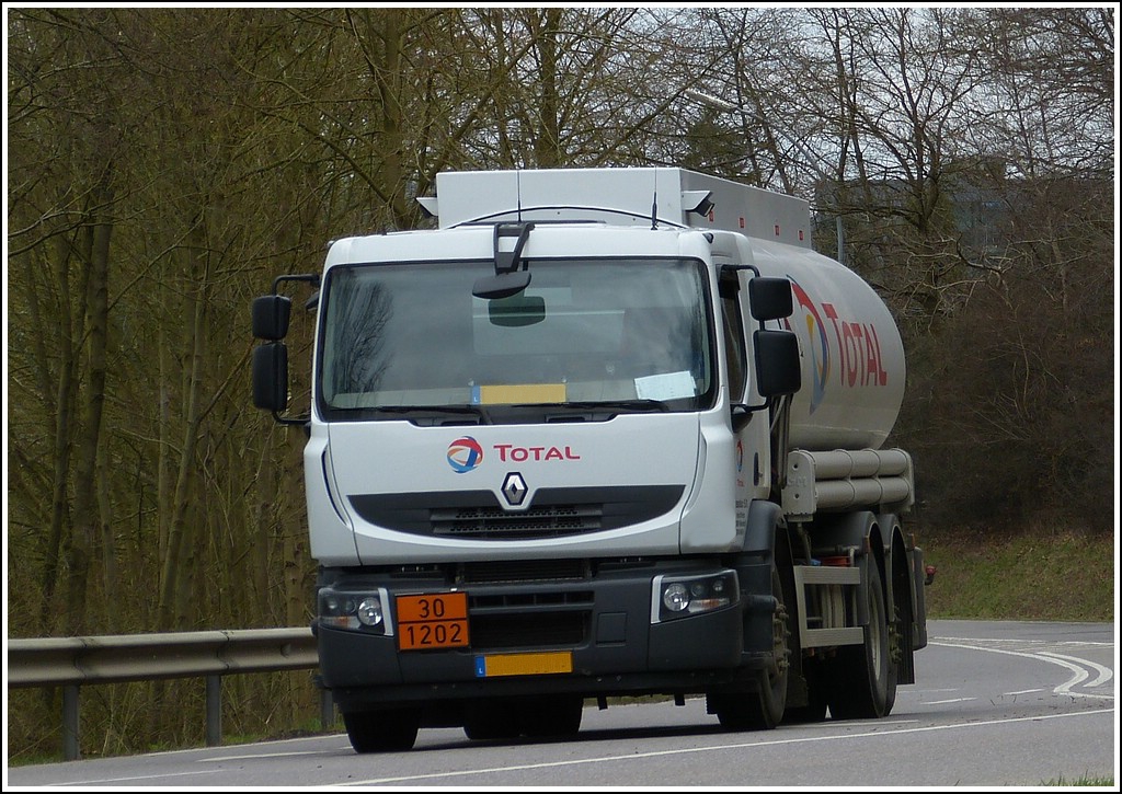 LKW Renault mit Tankaufbau ist mit einer Lieferung Heizoel unterwegs zu einem Kunden.  16.04.2013