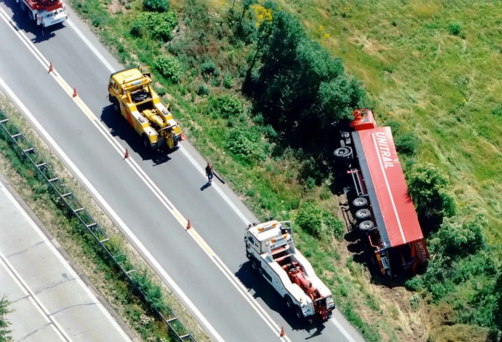 LKW-Unfall auf der Autobahn Nhe Frankfurt/Oder mit  berangebot  an Abschleppfahrzeugen - Sommer 1997