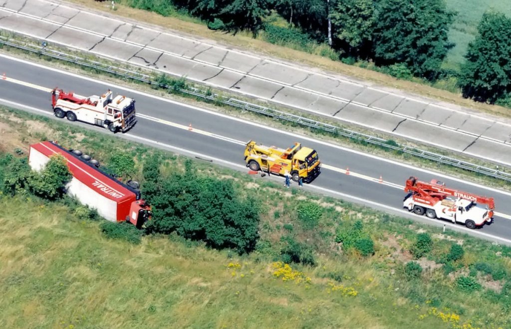 LKW-Unfall mit jeder Menge angereister LKW-Abschlepper auf einer Autobahn Nhe Frankfurt/Oder, Sommer 1997