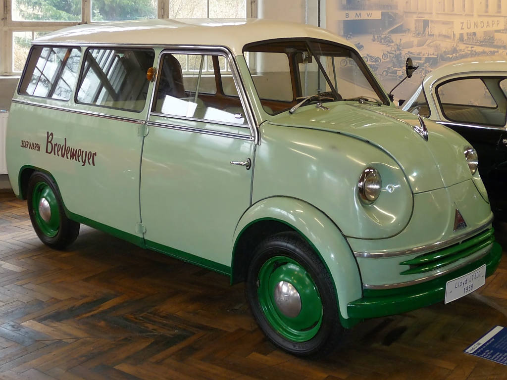 Lloyd TL 600, Auto & Uhrenwelt Schramberg, 6.3.11
Baujahr 1958
19 PS aus 592 ccm
80 km/h schnell
Nach heutigen Maßstäben ein Mini-Van mit 6 Sitzen, der mit wenigen Handgriffen zum Kleintransporter wurde.