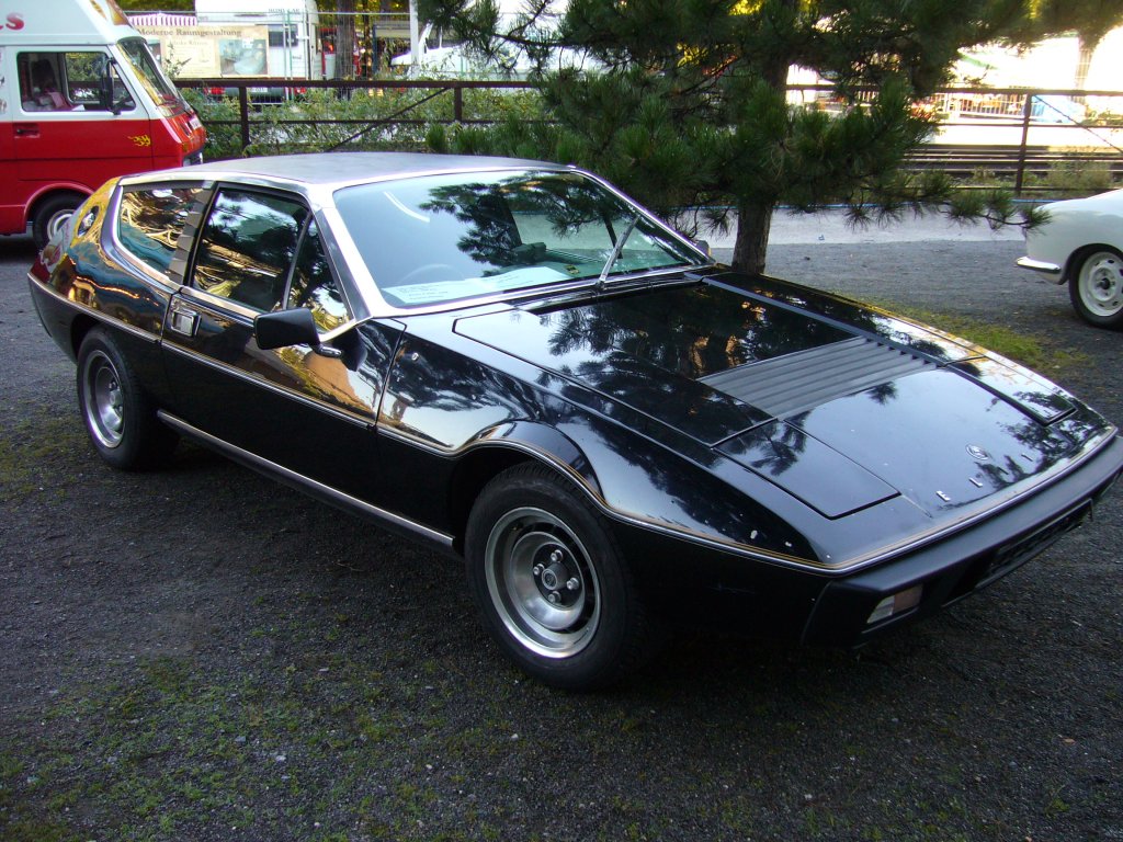 Lotus Elite. 1974 - 1982. Dieses Modell war die erste Limousine aus der Lotus Manufaktur in Hethel/Norfolk. Der 4-Zylinderreihenmotor mit 1.973 cm Hubraum leistet 159 PS. Historicar am 15.10.2011.