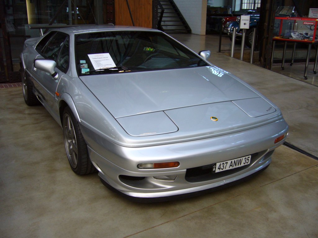 Lotus Esprit V8 GT. 1999 - 2003. Der Esprit kam 1976 auf den Markt und wurde mit kleinen Facelifts bis 2003. produziert. Hier wurde ein Modell der letzten Serie, ein V8 GT, abgelichtet. Der ca. 400 PS starke V8-motor mit Turbolader beschleunigte den Esprit schneller auf 100 km/h, als den Porsche Carrera. Meilenwerk Dsseldorf.