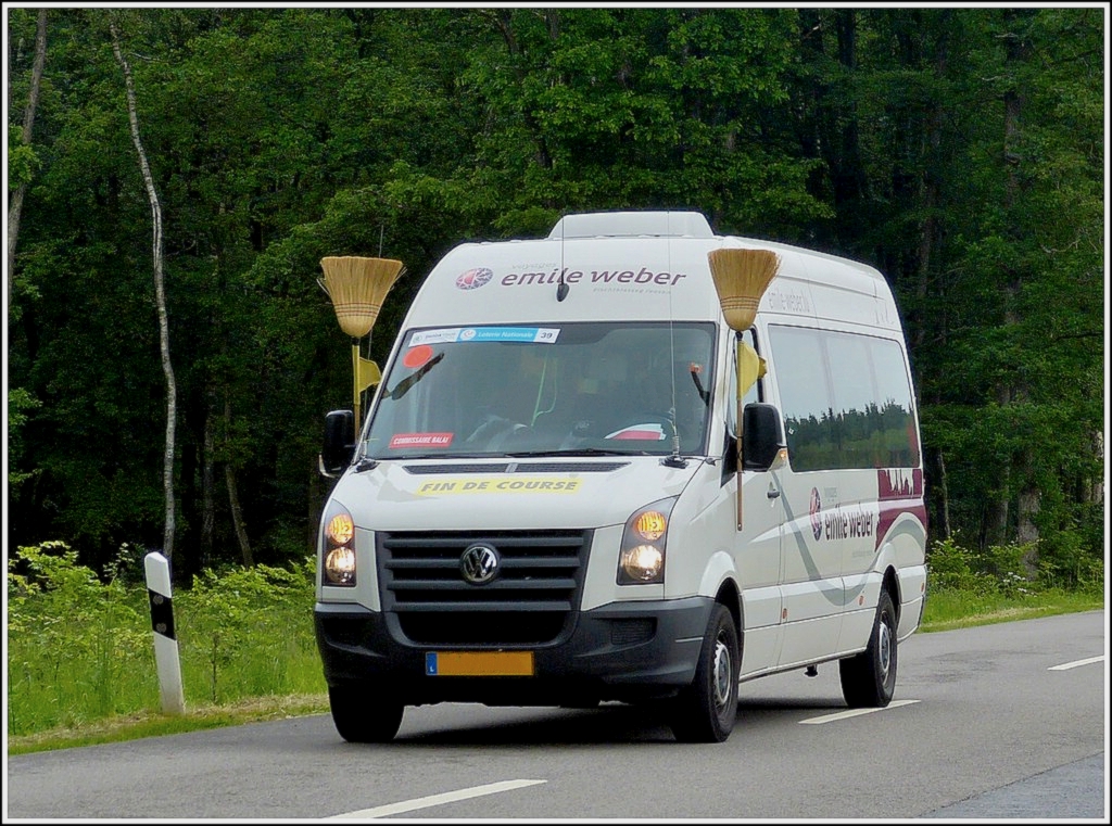 Luxemburg Radrundfahrt 2012. Als letztes Fahrzeug kommt der sogenannte  Besenwagen , hier ein VW Crafter der Busfirma Emile Weber.  02.06.2012