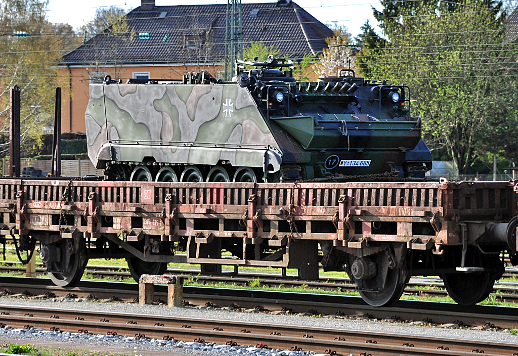 M 113 der Bundeswehr auf DB-Wagen in Freilassing - 24.04.2012