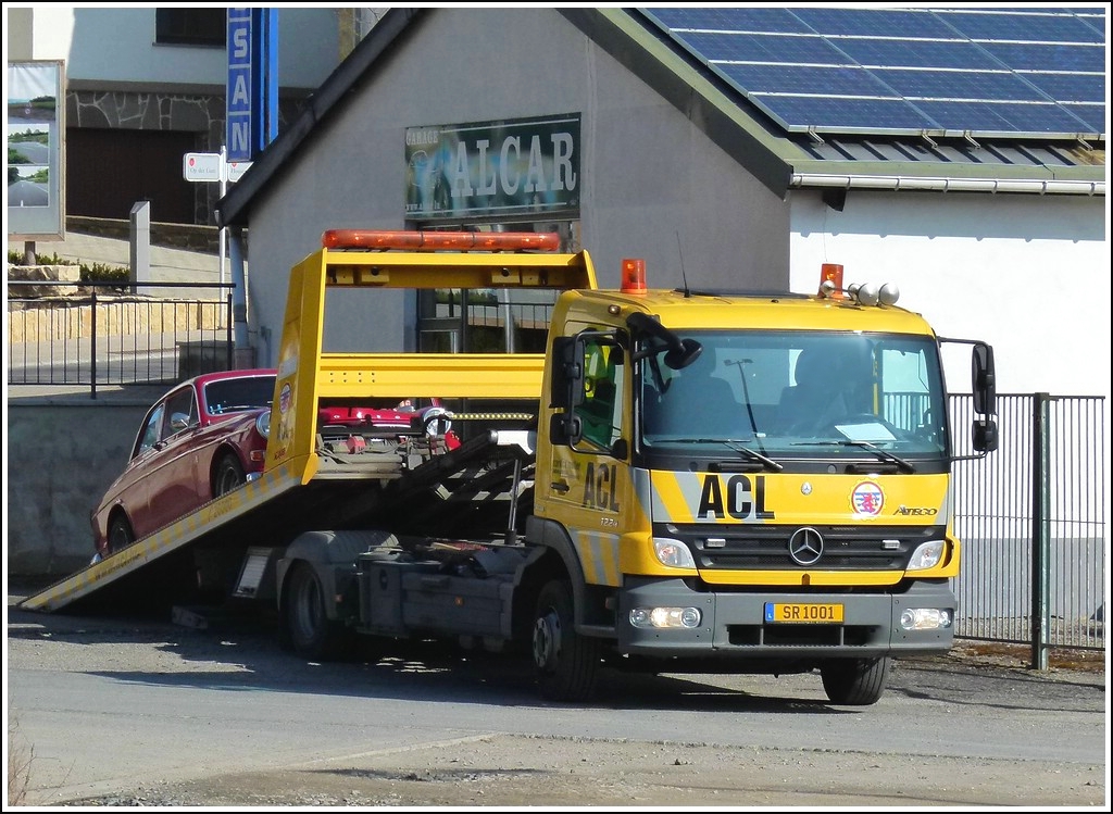 M-B Atego Abschleppfahrzeug des Luxemburger Auomobilklubs ldt ein Fahrzeug bei einer Autowerkstatt ab. 15.03.2012.