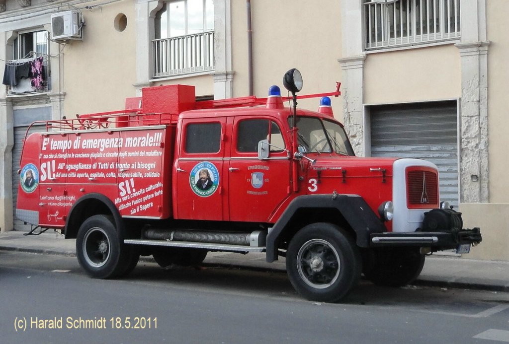 Magirus Deutz 150D10 am 18.5.2011 in Syracus/Sizilien /
ehemaliges TLF der freiwilligen Feuerwehr Fribourg/Schweiz. Wofr das Fahrzeug jetzt Reklame fhrt steht drauf. Vielleicht kann uns das jemand bersetzen.