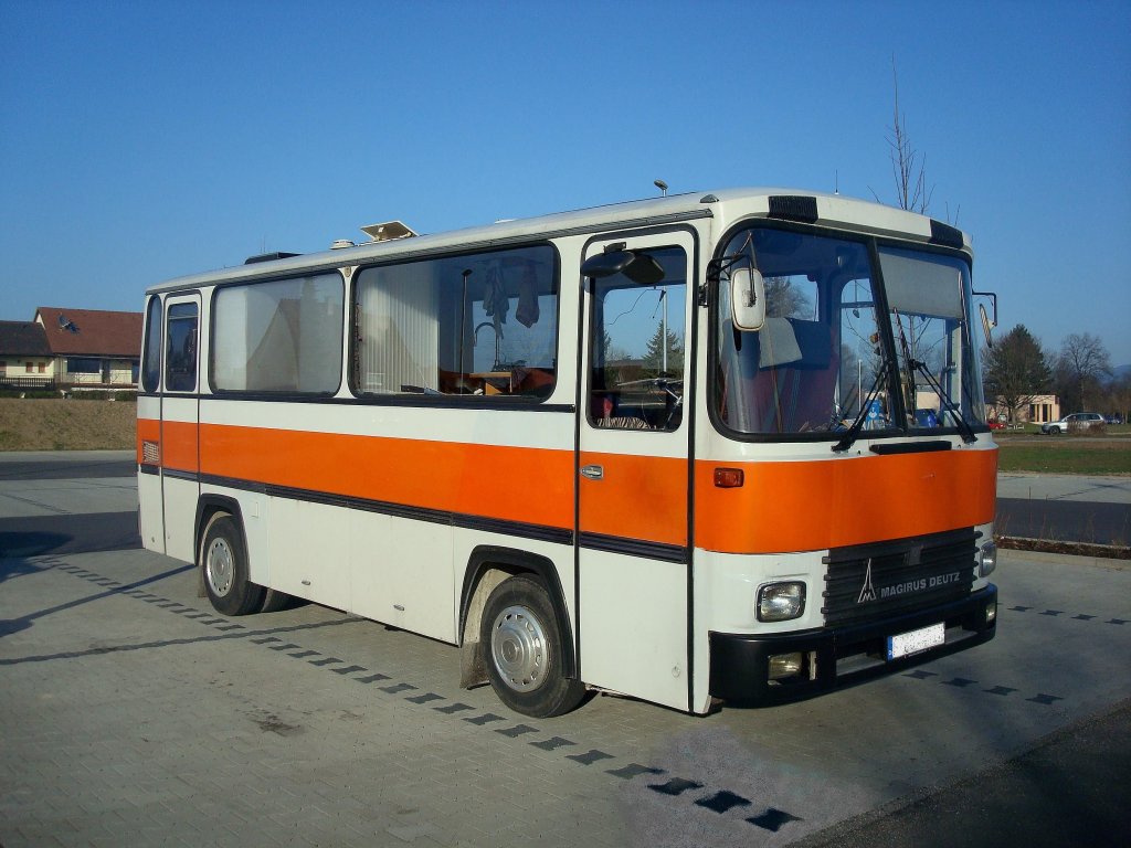Magirus-Deutz R81, der Kurzbus wurde ab 1977 gebaut mit Reihensechszylinder und 130PS+160PS, Groabnehmer war die Schweizer Post,die damit die engen Bergstraen besser befahren konnte, dieser ist zum Wohnmobil umgebaut, gesehen bei Freiburg Mrz 2011