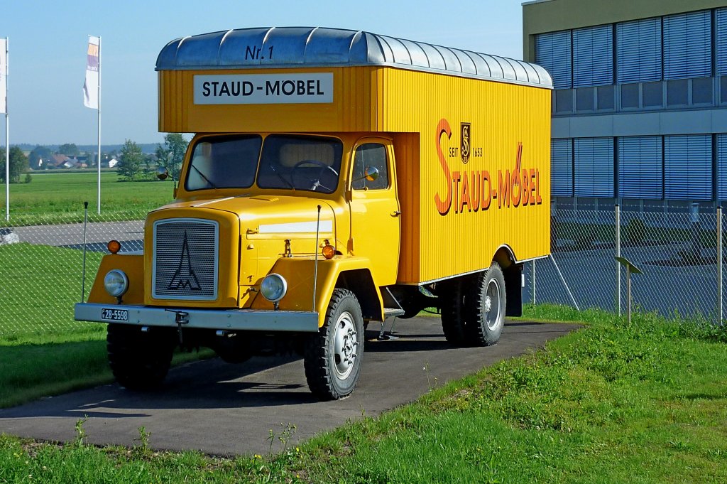 Magirus, der Oldtimer-Mbelwagen steht in Bad Saulgau, Aug.2012