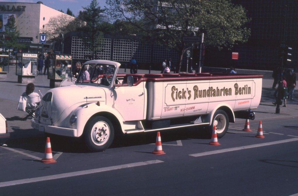 Magirus Rundhauber umgebaut als Sightseeingbus, stand 1990 an der Berliner Gedchtniskirche