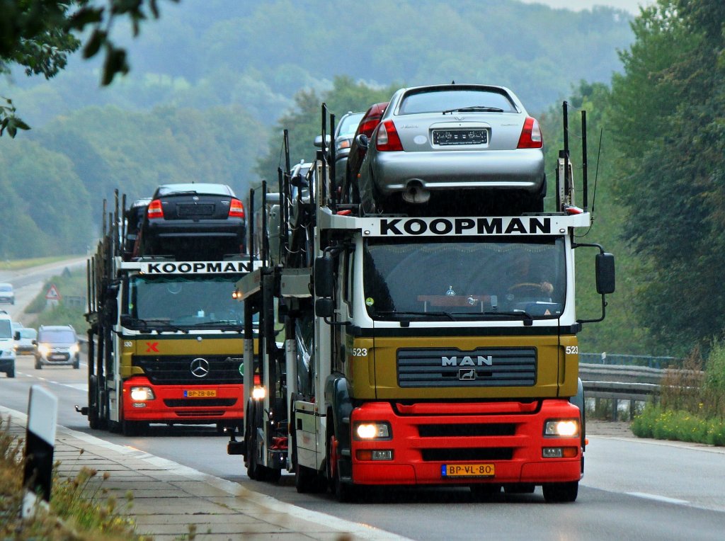 MAN und Actros Autotransporter mit Tandemhnger vom grten Autospediteur der Niederlande am 11.09.2012 auf der A4 kurz vor der Niederlndischen Grenze. 