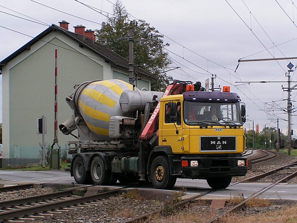 MAN-Betonmischwagen mit zustzlich aufgebautem Hydraulikkran; 110919