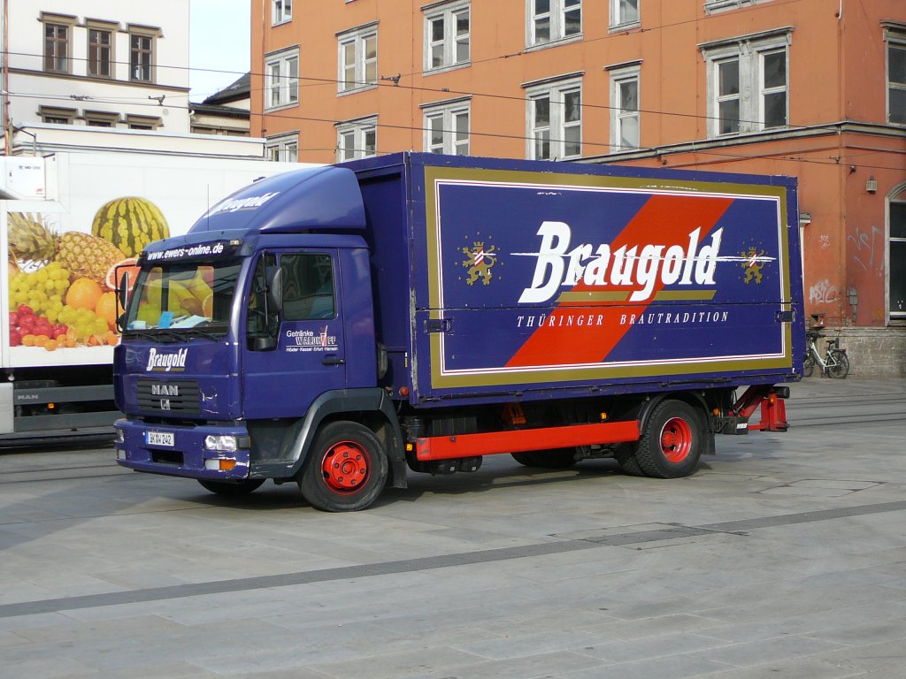 MAN eines Getrnkehndlers als Werbetrger fr  BRAUGOLD  unterwegs in Erfurt, April 2010