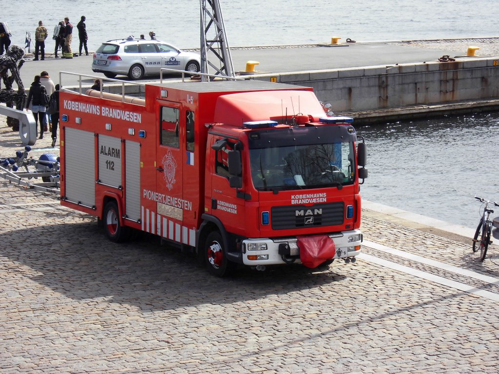 MAN Feuerwehrfahrzeug in Kopenhagen am 23.04.13 bei einer bung im Hafen.