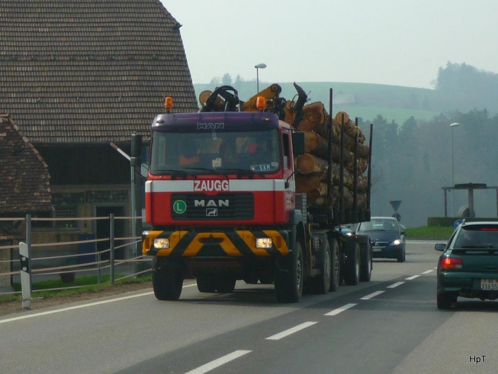 MAN Holztransporter unterwegs bei Hasle am 09.04.2010