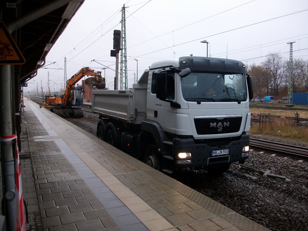 MAN-Kipper im Einsatz auf dem Bahnhof Bergen/Rgen am 09.November 2010.
