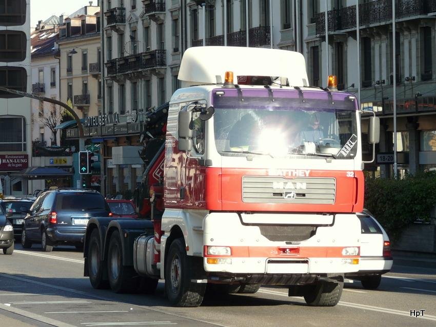 MAN Lastwagen unterwegs in der Stadt Genf am 11.12.2009