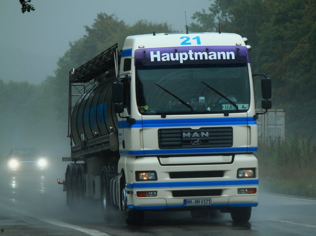 MAN  mit Tankauflieger kmpft sich durch den Regen am 11.09.2012 auf der A4 kurz vor der Niederlndischen Grenze.

