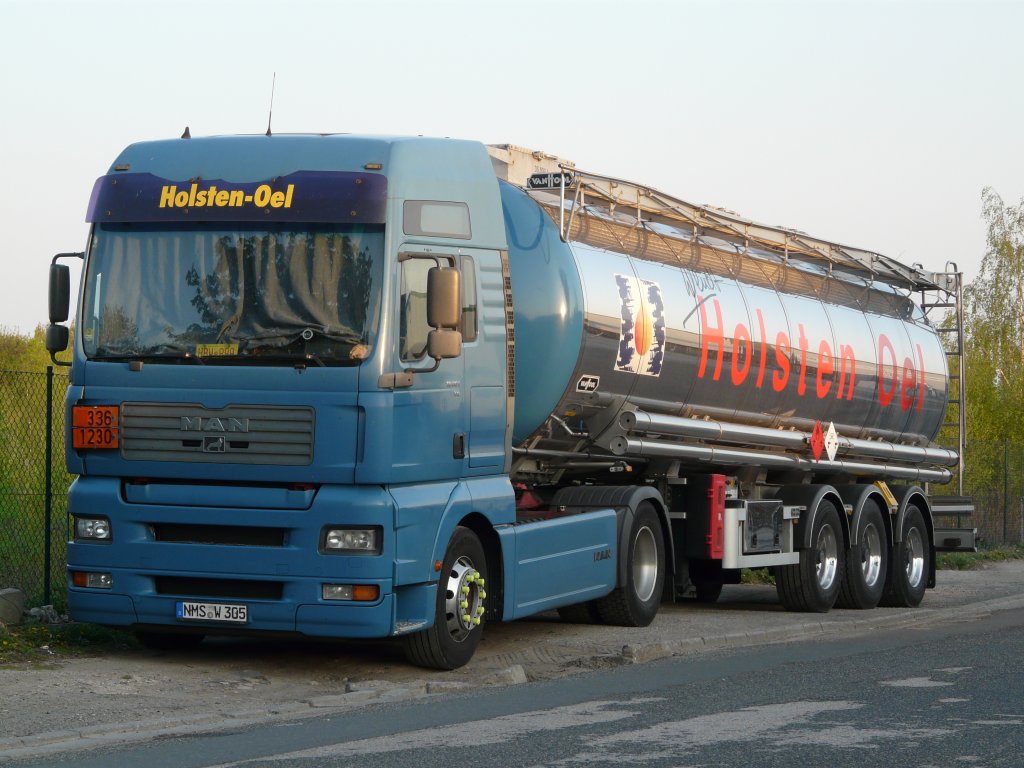 MAN TG410A XXL Tanksattelzug von Holsten-Oel in einem Nrnberger Industriegebiet. Bei der Ladung handelt es sich laut Gefahrentafel um Methanol. 19.04.2011