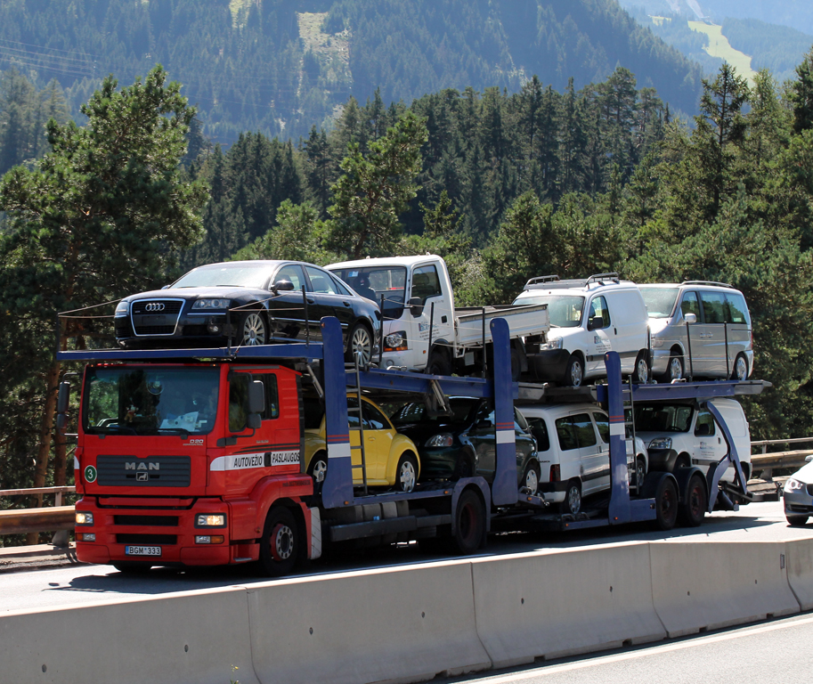MAN TGA 18.350 Autotransporter von  Autovezio Paslaugos  aus Litauen ist mit einer Ladung Gebrauchtwagen aus Italien auf der Brennerautobahn in Richtung Norden unterwegs. 28.08.2012