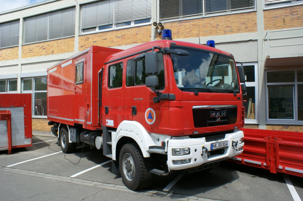 MAN TGM 13.250 Gertewagen der Analytischen Task Force der Freiwilligen Feuerwehr Mannheim, Abteilung Neckarau. Aufgenommen am 08.07.2012.