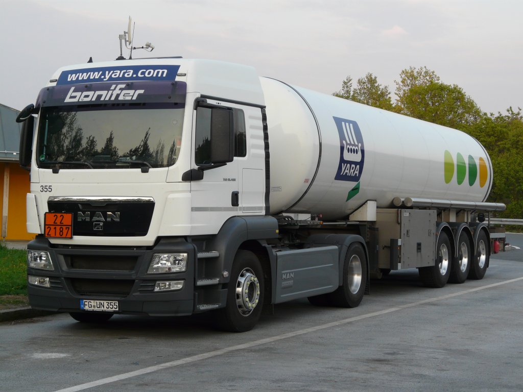 MAN TGS 18.400 Tanksattelzug von Bonifer auf einem Autobahnparkplatz an der A6 Nrnberg-Heilbronn. Laut Gefahrentafel handelt es sich bei der Ladung um tiefgekhltes flssiges Kohlenstoffdioxid. 25.04.2011 