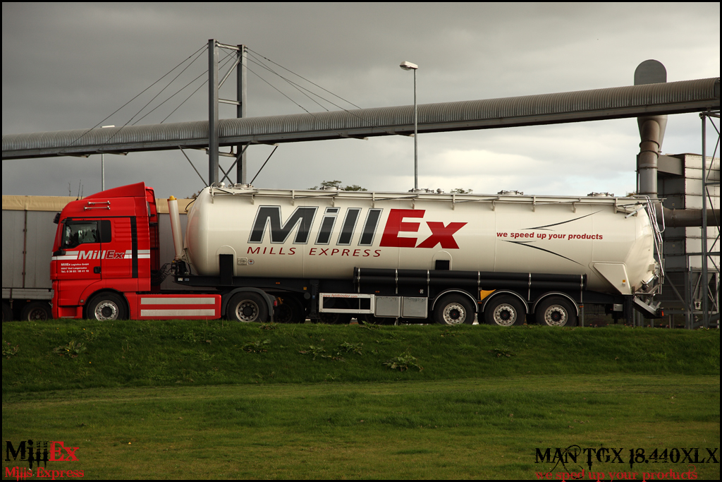 MAN TGX 18.440XLX von MillEx MILLS Express im Recklinghausener Stadthafen. (24.10.2010)