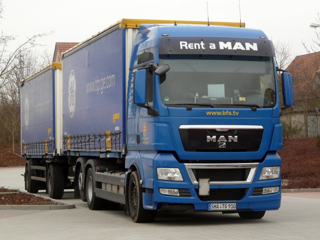 MAN TGX 26.440 Hngerzug vom Truckvermieter BFS abgestellt auf einem Supermarktparkplatz in Schwbisch Hall, 13.03.2012