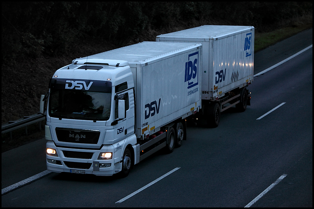 MAN TGX 26.440XXL von DSV ist mit IDS Brcken unterwegs. (03.07.2010)