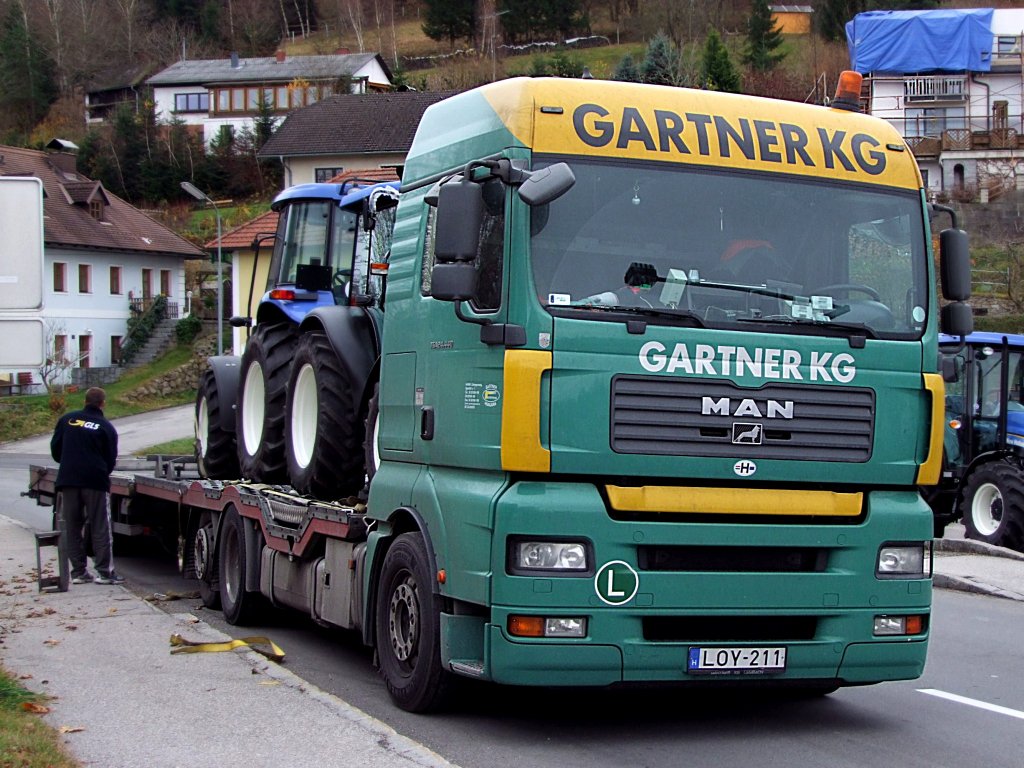 MAN_TGA24.440 von Gartner-KG mit Ungarischem Kennzeichen liefert in der Nhe von Freistadt Traktoren an;101109