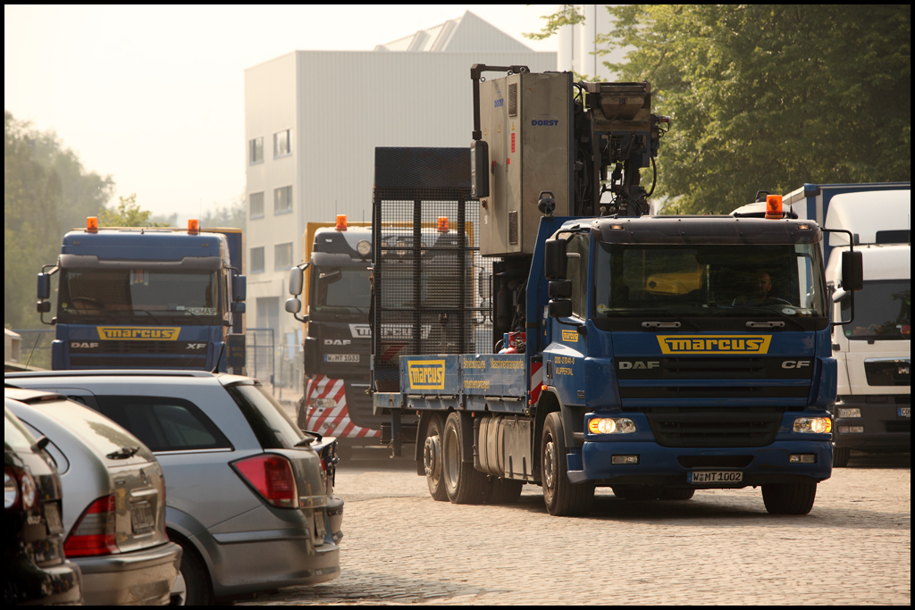 MARCUS Transporte hat sich auf Maschinentransporte und Betriebsumzge und Gabelstrablertransporte spezialisiert. Im Bild ein DAF CF85.310(?) mit einer Industriemaschine in Wengern. (21.05.2011)