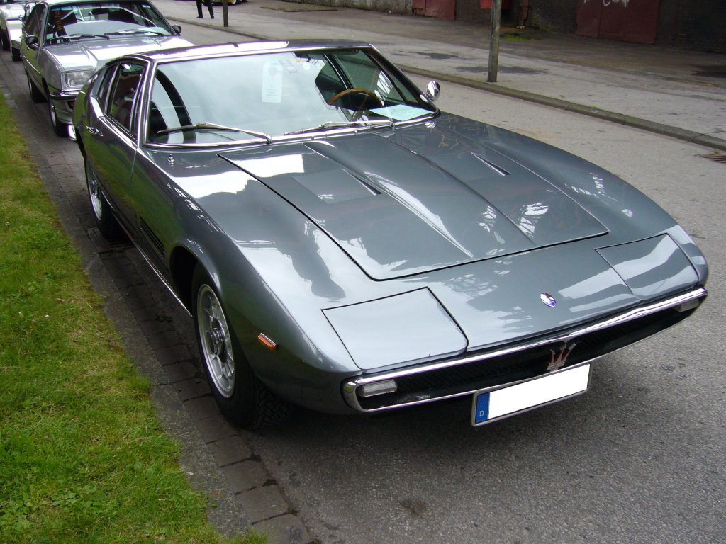 Maserati Ghibli Coupe. 1966 - 1973. Der Ghibli wurde 1966 auf dem Turiner Autosalon vorgestellt. Der 4.7l groe V8-motor leistet 330 PS. Es wurden 1.124 Coupe Modelle gebaut. Oldtimertreffen Kokerei Zollverein 01.07.2012.