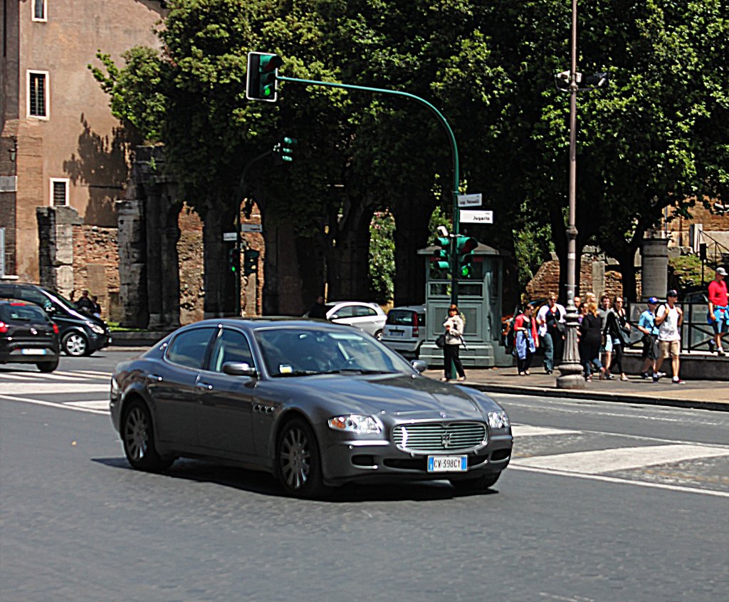 Maserati Quattroporte am 17.04.2013 in der Nhe vom Colosseum.