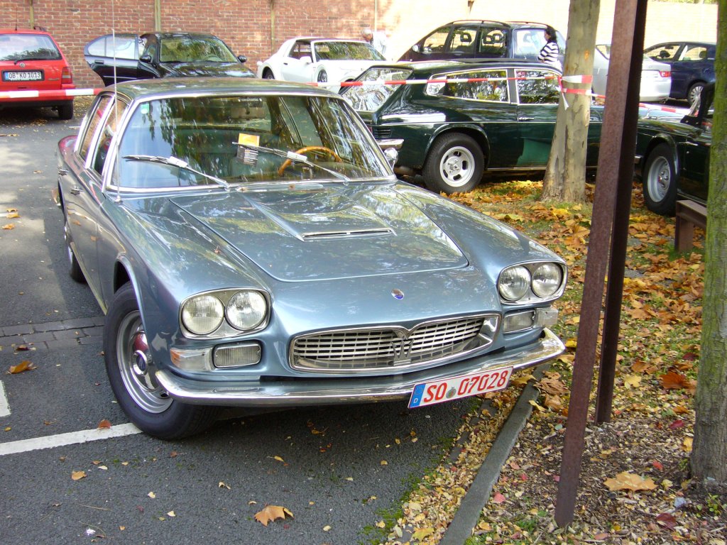 Maserati Quattroporte I, wurde mit geringen Facelifts von 1963-1970 insgesamt 776 mal gebaut. Der V-8 Motor leistete je nach Hubraum (4.2l & 4.7.l) zwischen 260 und 290 PS. Der Quattroporte galt damals als die schnellste Reiselimousine der Welt. Besucherparkplatz Historicar.