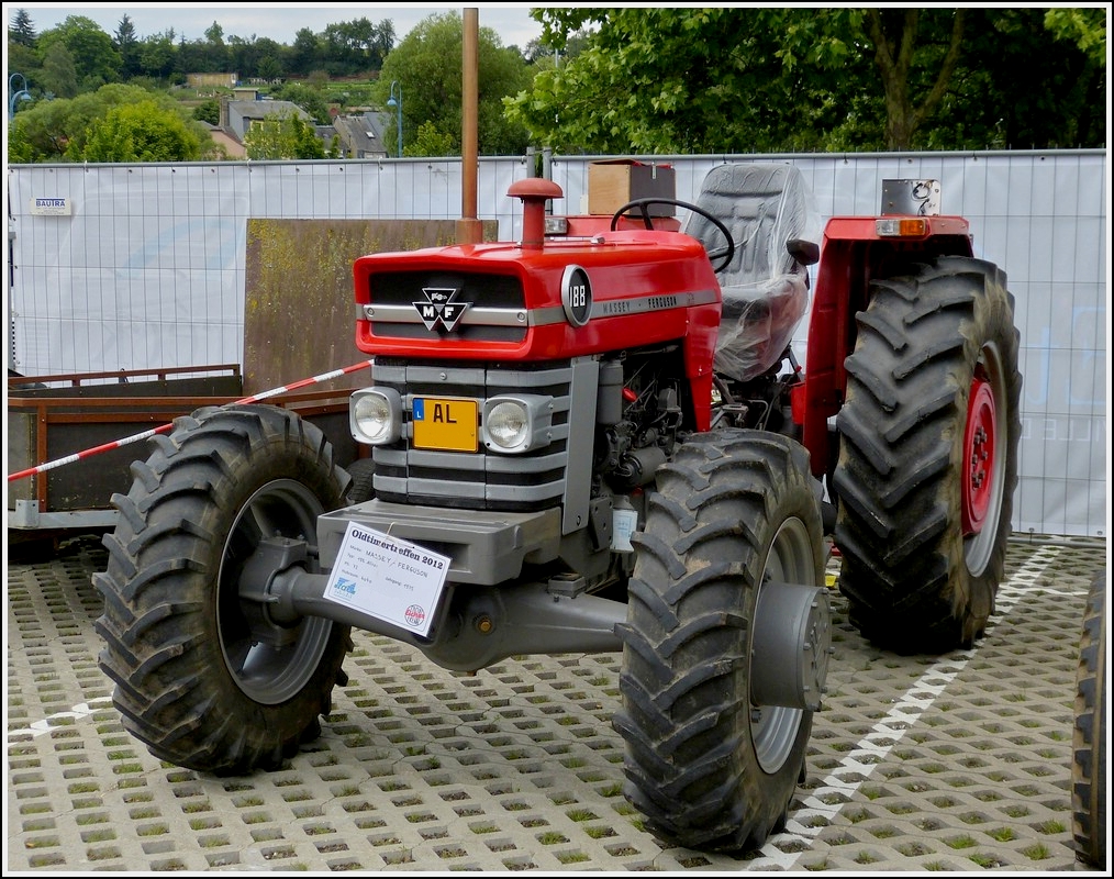 Massey Ferguson 188 Allrad Traktor, Bj 1975, 72 Ps, 4040 ccm, aufgenommen in Ettelbrck am 01.07.2012.