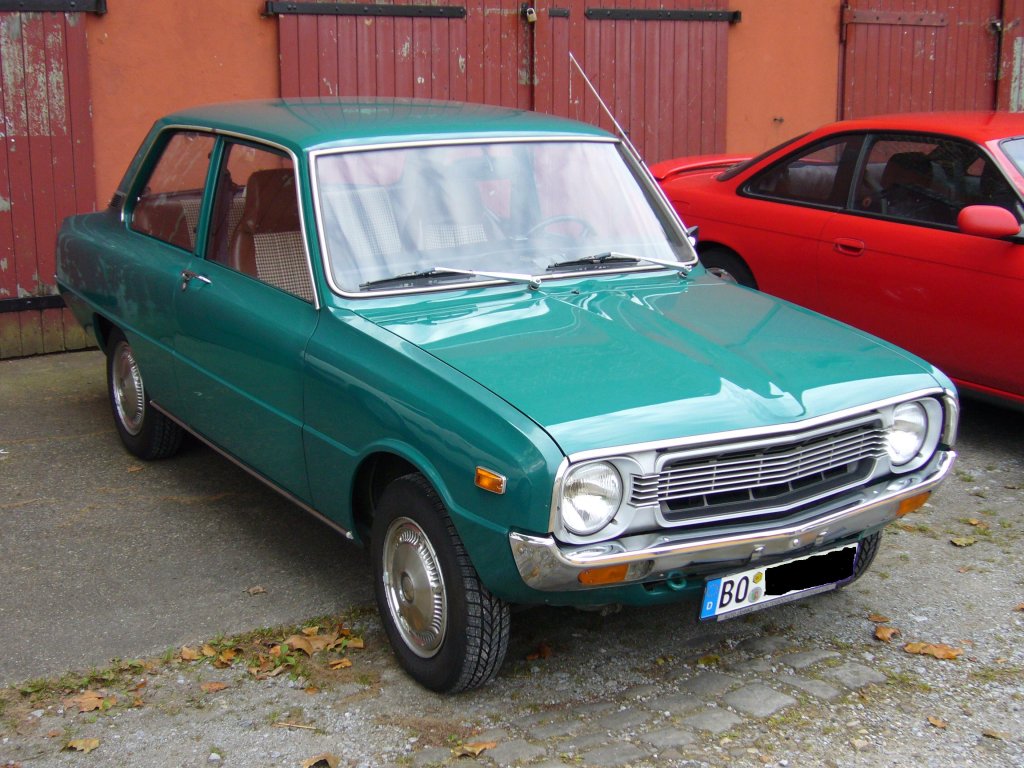 Mazda 1300 Baujahr 1974-1976. Dieses Auto gab es bei unseren europischen Nachbarn auch als Mazda 1000. Gebaut wurde der Wagen ab 1967. Nippon Classicdays an der Essener Dampfbierbrauerei im September 2008.