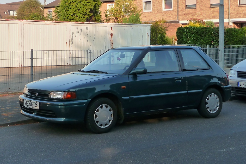Mazda 323 Schrgheck, vierte Bauserie  BG , Baujahr 1989-1994. Vorst, 25.9.2011