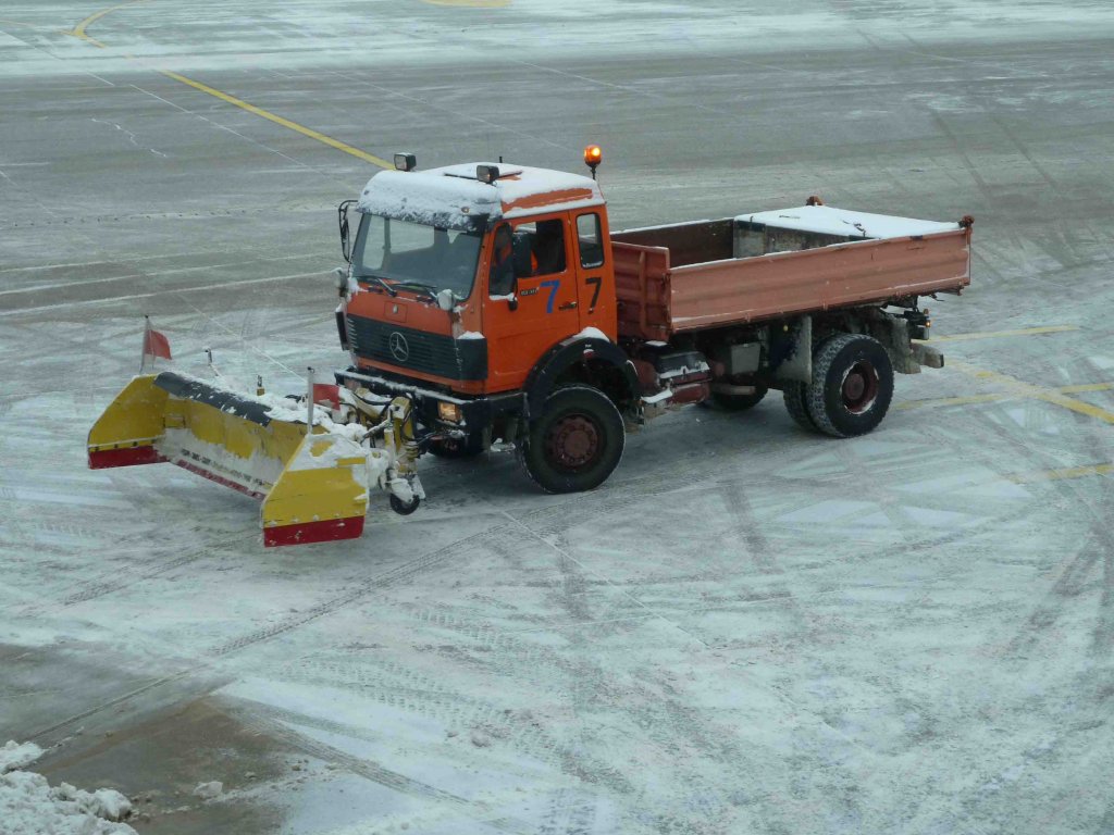MB 1936 arbeitet auf dem Vorfeld des Nrnberger Flughafens im Winterdienst, Januar 2013