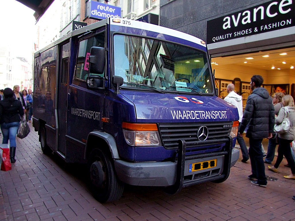 MB-814D; Geldtransporter kmpft sich durch die Amsterdamer Innenstadt;100903