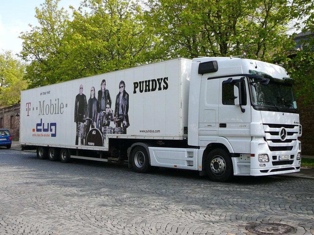 MB Actros 1841 als Tourtrack der PUHDYS steht vor der Orangerie in Fulda, April 2010