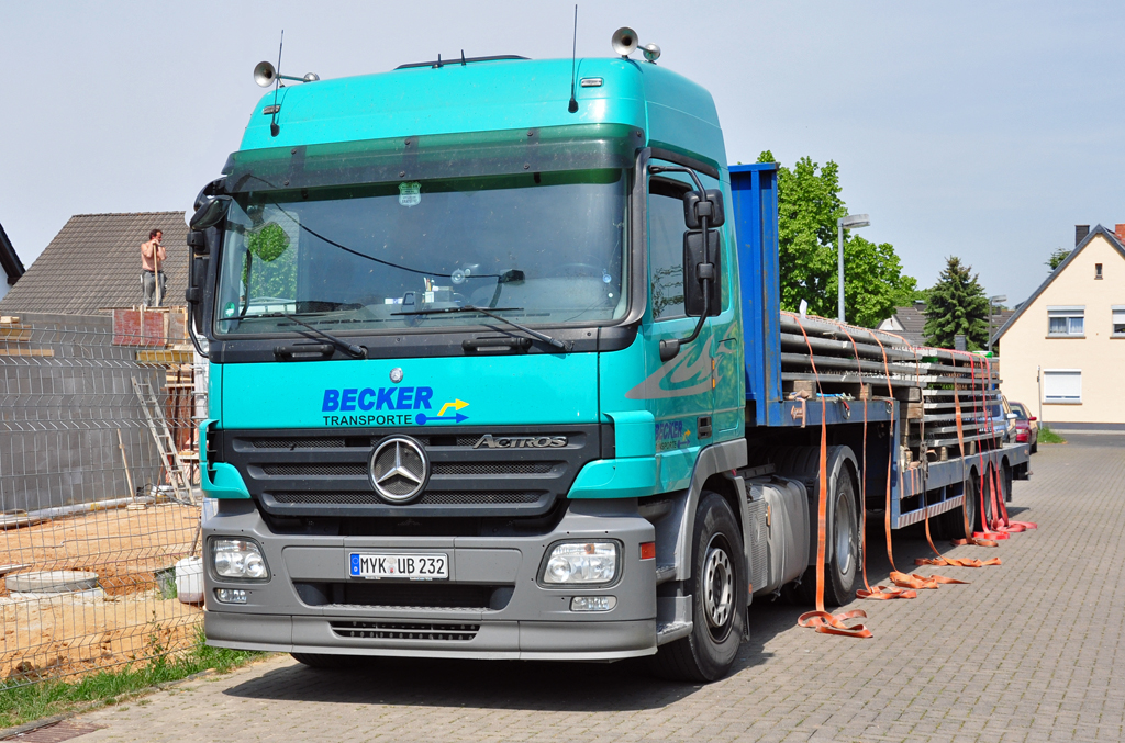 MB Actros  Becker Transporte  beim Entladen in EU-Palmersheim - 05.05.2011