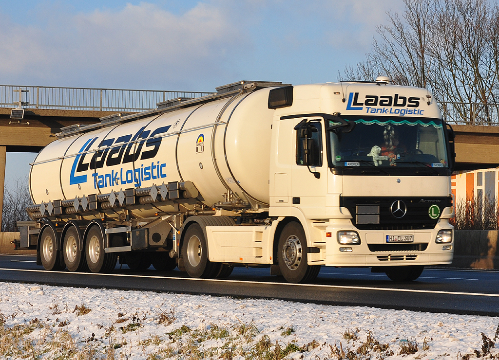 MB Actros  Laabs Tanklogistic  auf der A61 bei Miel -  15.12.2010