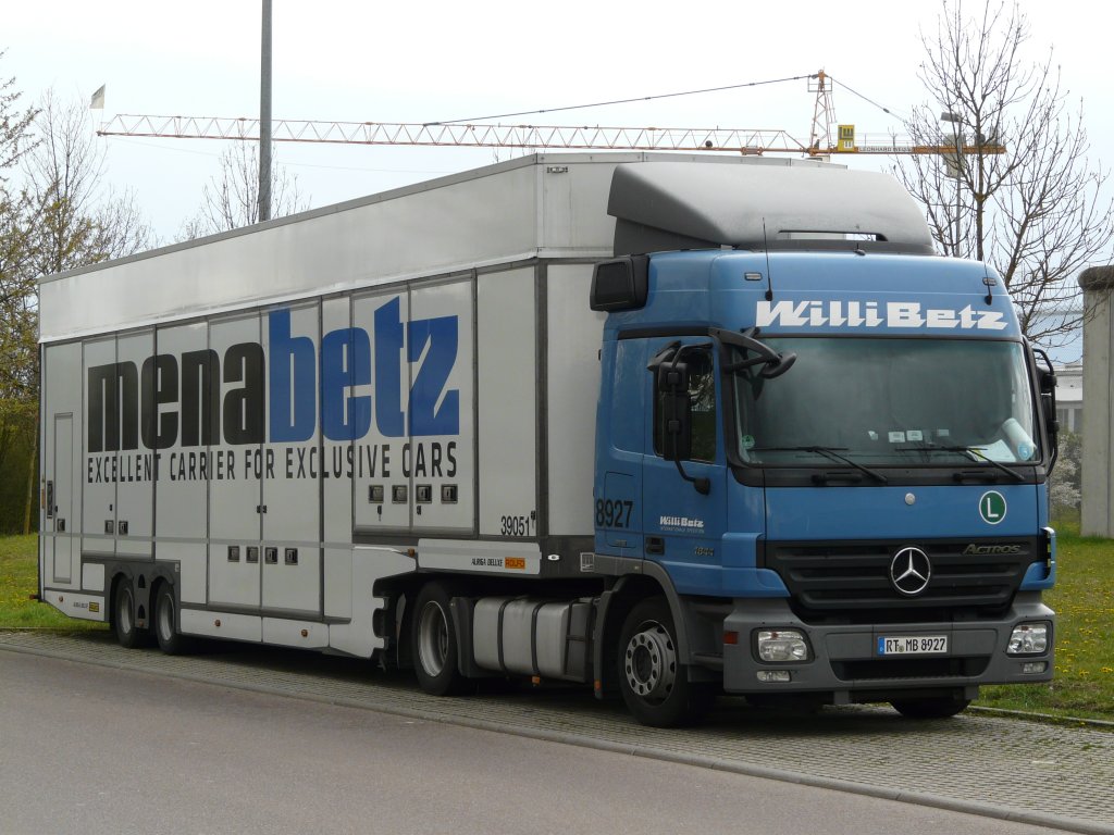 MB Actros MP2 1844 mit einem Auflieger fr den Transport von hochwertigen Fahrzeugen von  Willi Betz  abgestellt in Schwbisch Hall, 22.04.2012